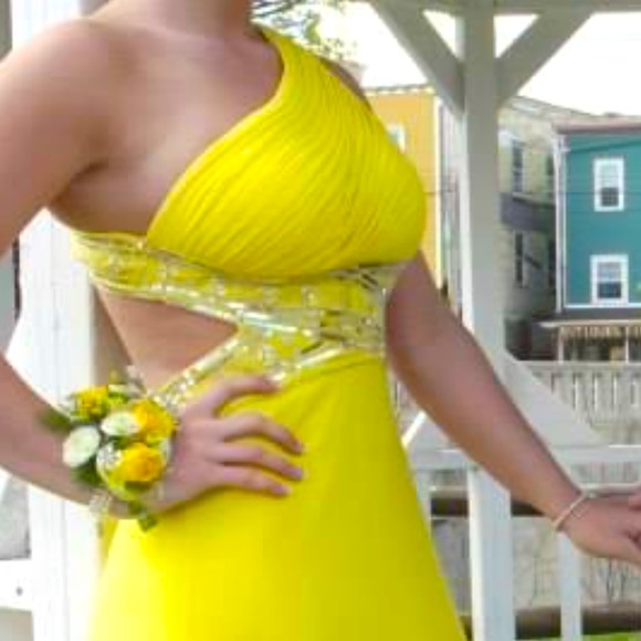 Dresses & Skirts - Yellow prom/pageant dress